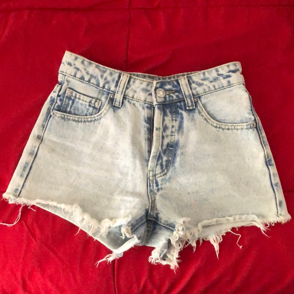 Short light washed jeans